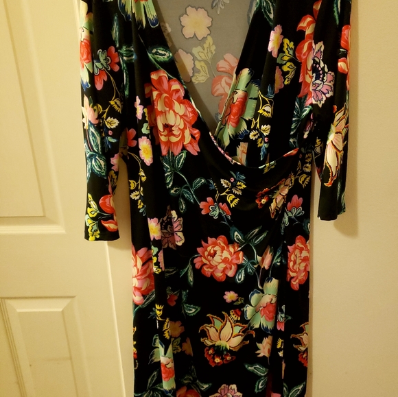 Sunny Leigh Dresses & Skirts - NWOT 3/4 sleeve Mid Length Flower Print Dress Plus Size